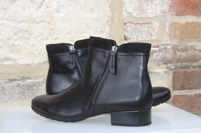 Boots petit talon en cuir noir Marina