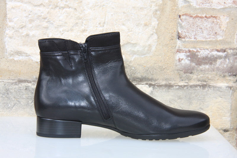 Boots petit talon en cuir noir Marina
