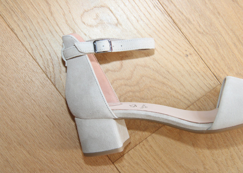Sandales à talon en cuir velours beige Romy