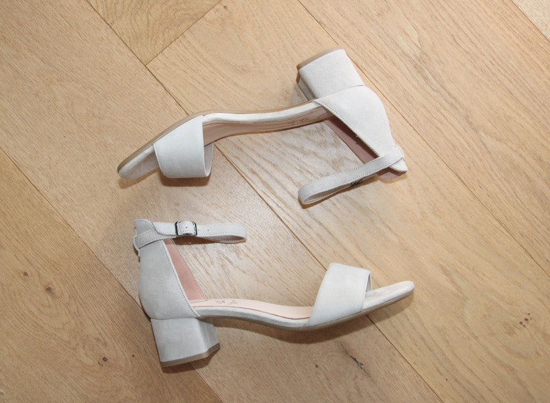 Sandales à talon en cuir velours beige Romy