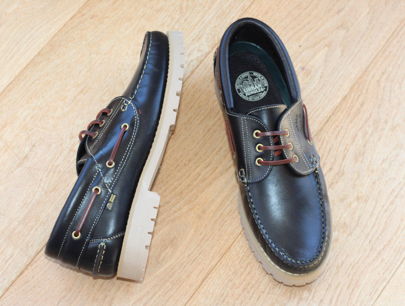 Chaussures bateau en cuir noir sur semelle épaisse
