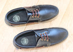Chaussures bateau en cuir noir sur semelle épaisse