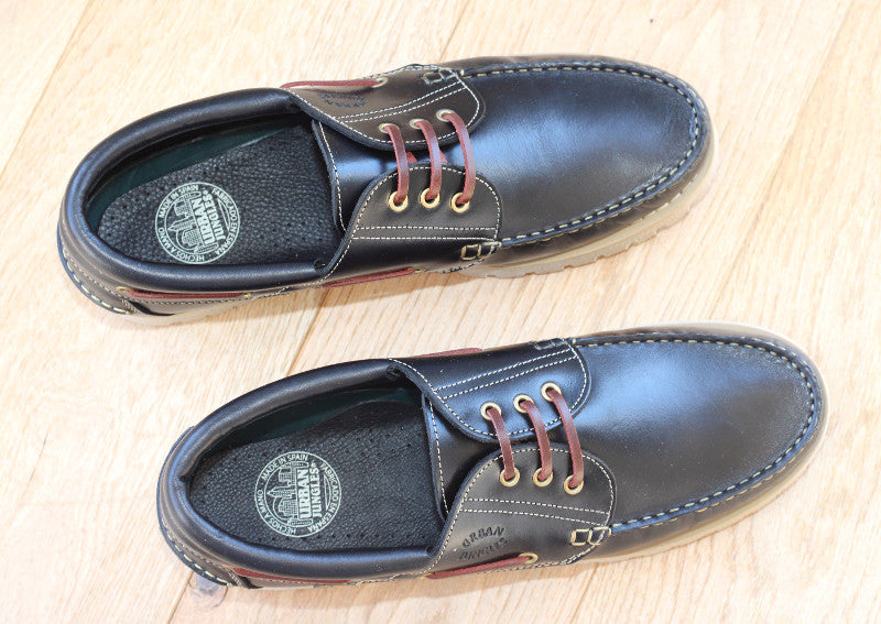 Chaussures bateau en cuir noir sur semelle épaisse