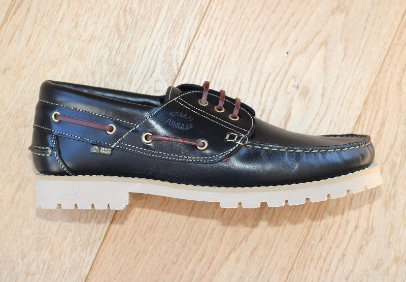 Chaussures bateau en cuir noir sur semelle épaisse