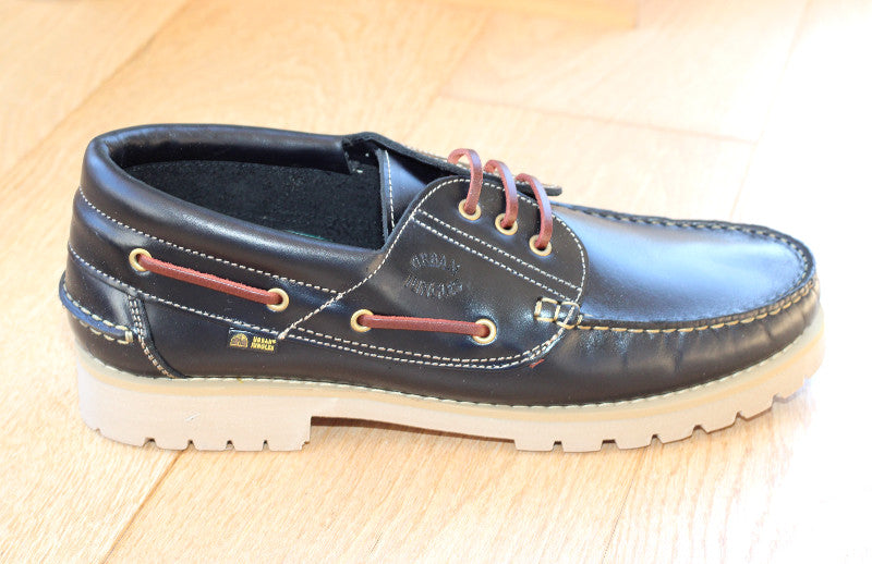 Chaussures bateau en cuir noir sur semelle épaisse