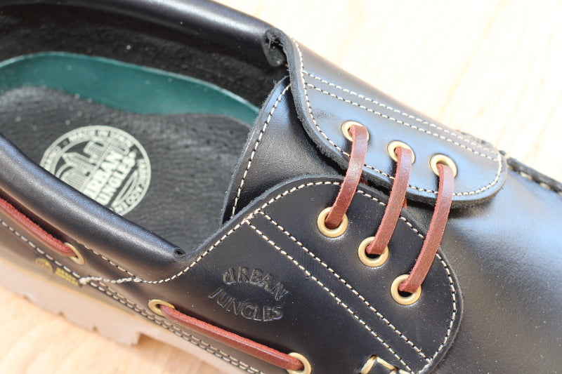 Chaussures bateau en cuir noir sur semelle épaisse