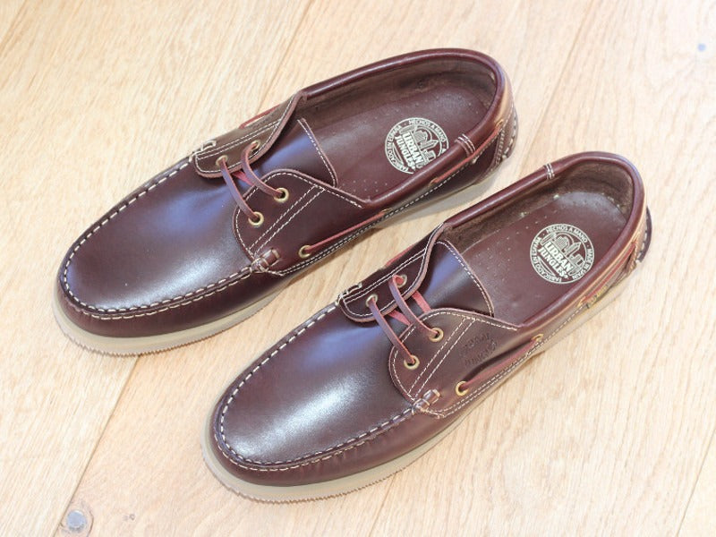 Chaussures bateau classiques en cuir marron