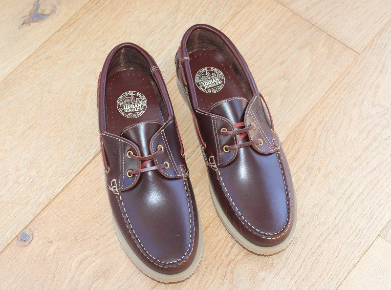 Chaussures bateau classiques en cuir marron