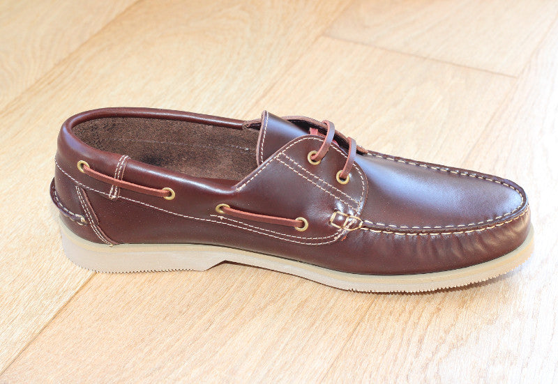 Chaussures bateau classiques en cuir marron