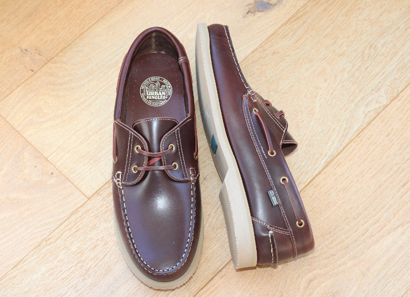 Chaussures bateau classiques en cuir marron