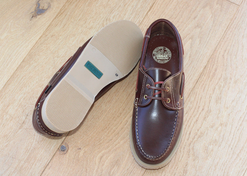Chaussures bateau classiques en cuir marron