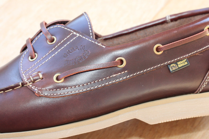 Chaussures bateau classiques en cuir marron