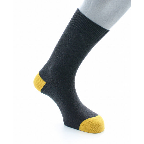Chaussettes en coton coloris gris talon et pointe jaune