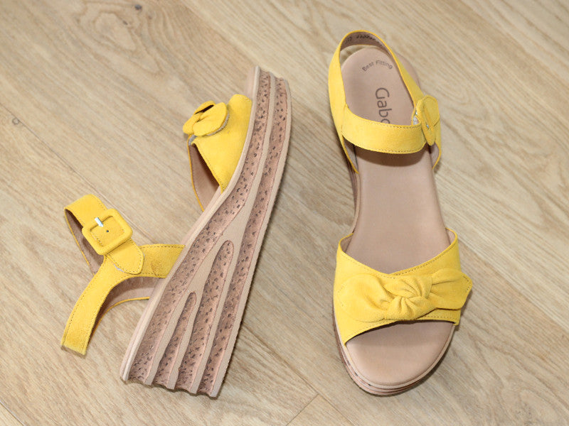 Sandales à talon compensé Gabor en cuir velours jaune Safran