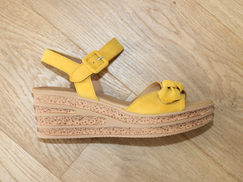 Sandales à talon compensé Gabor en cuir velours jaune Safran