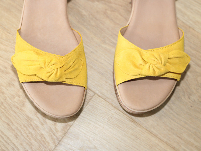 Sandales à talon compensé Gabor en cuir velours jaune Safran