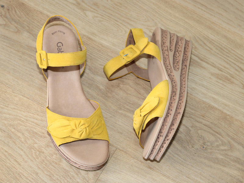 Sandales à talon compensé Gabor en cuir velours jaune Safran