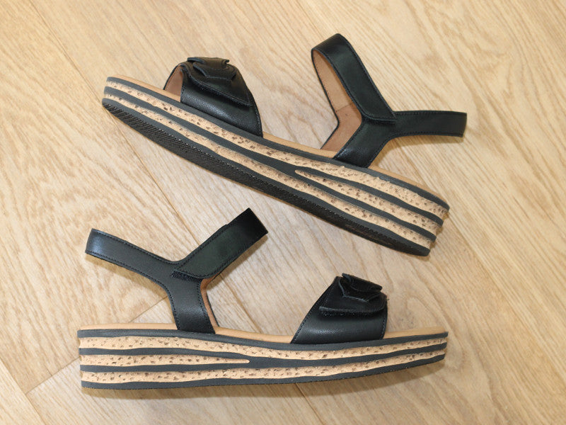Sandales en cuir noir Gabor et petit compensé