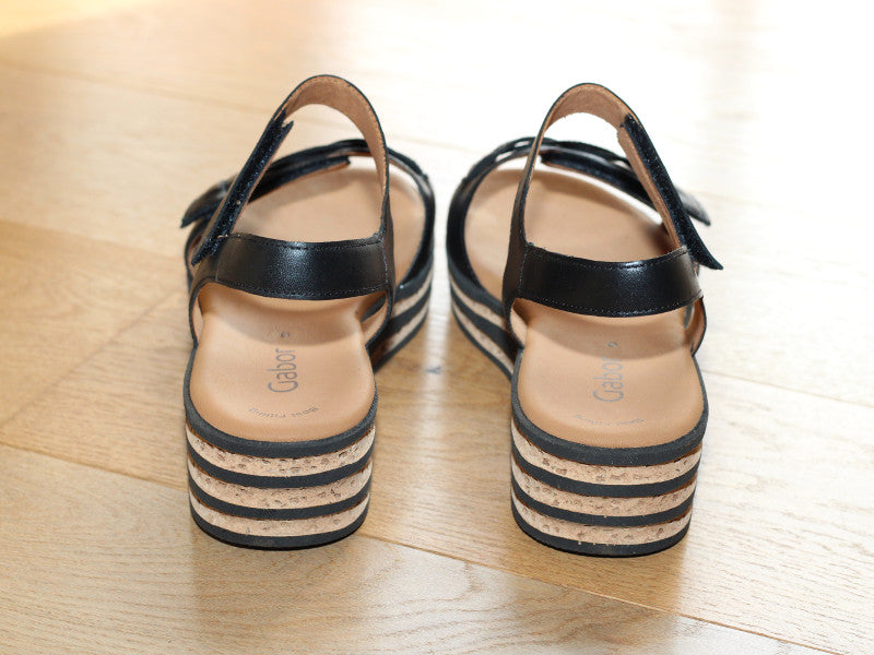 Sandales en cuir noir Gabor et petit compensé