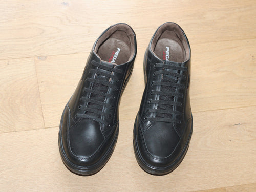 Baskets basses en cuir noir semelle noire