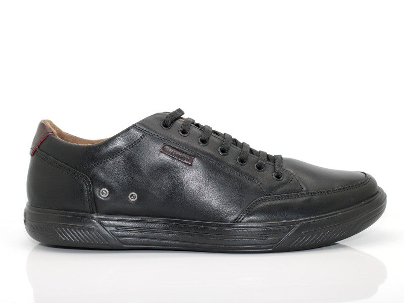 Baskets basses en cuir noir semelle noire