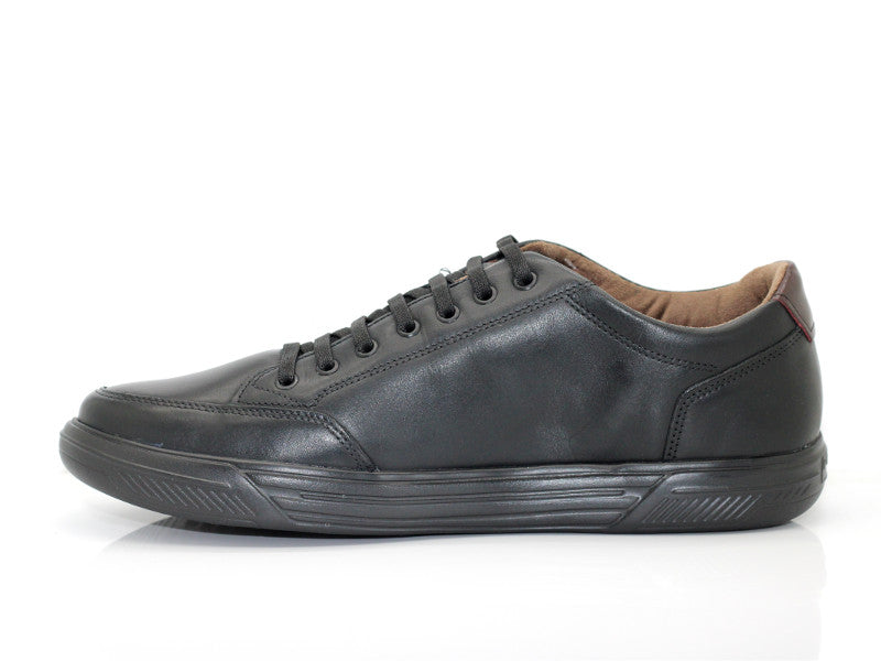 Baskets basses en cuir noir semelle noire