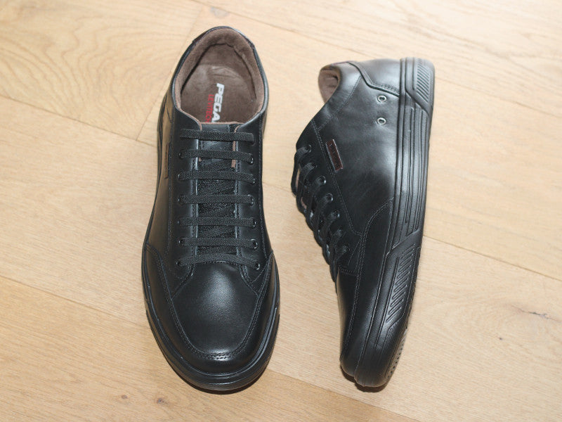 Baskets basses en cuir noir semelle noire
