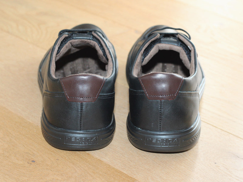 Baskets basses en cuir noir semelle noire