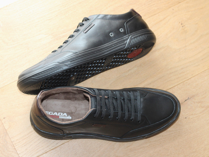 Baskets basses en cuir noir semelle noire