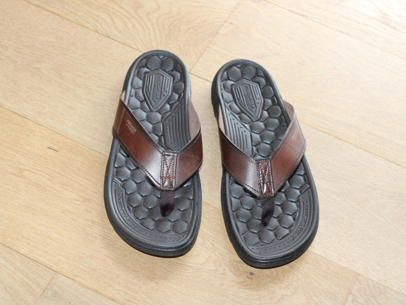 Tongs Pegada en cuir marron