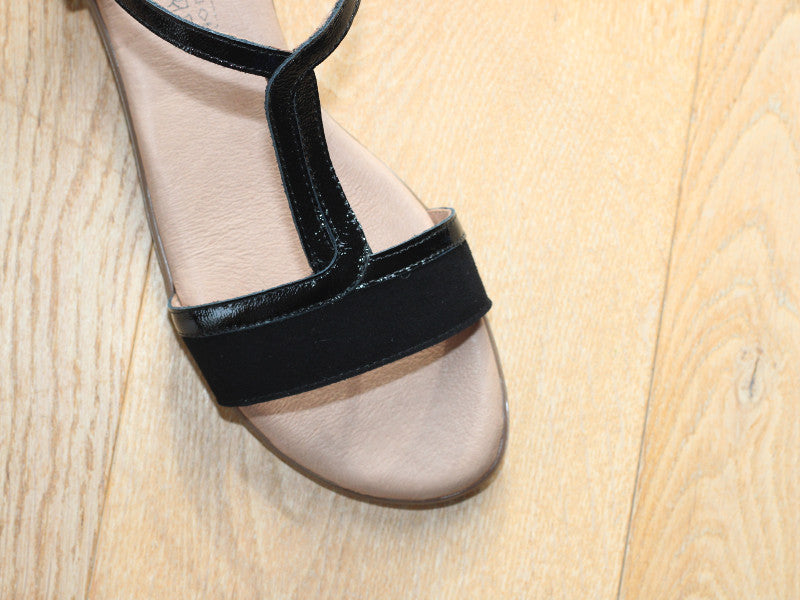 Sandales plates Geo Reino en cuir et verni noir