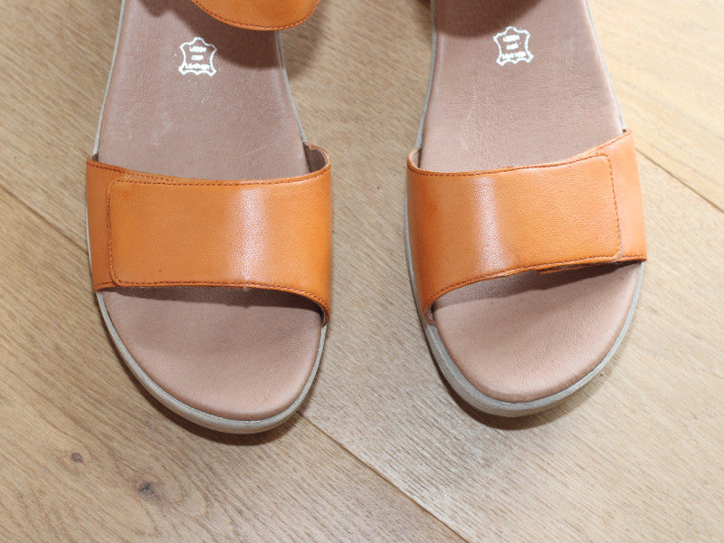 Sandales à talon esprit sabot en cuir orange
