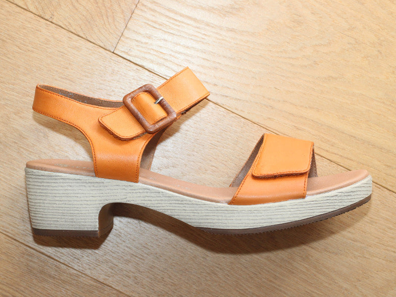 Sandales à talon esprit sabot en cuir orange