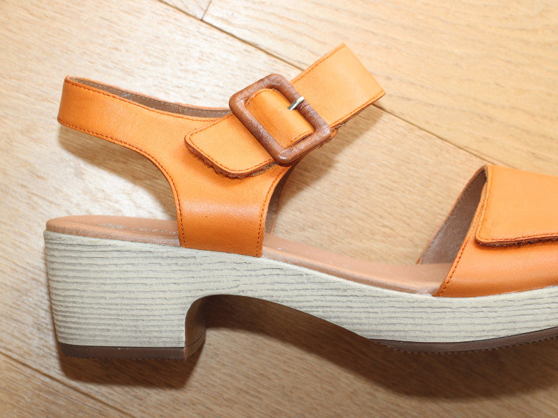 Sandales à talon esprit sabot en cuir orange