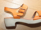 Sandales à talon esprit sabot en cuir orange