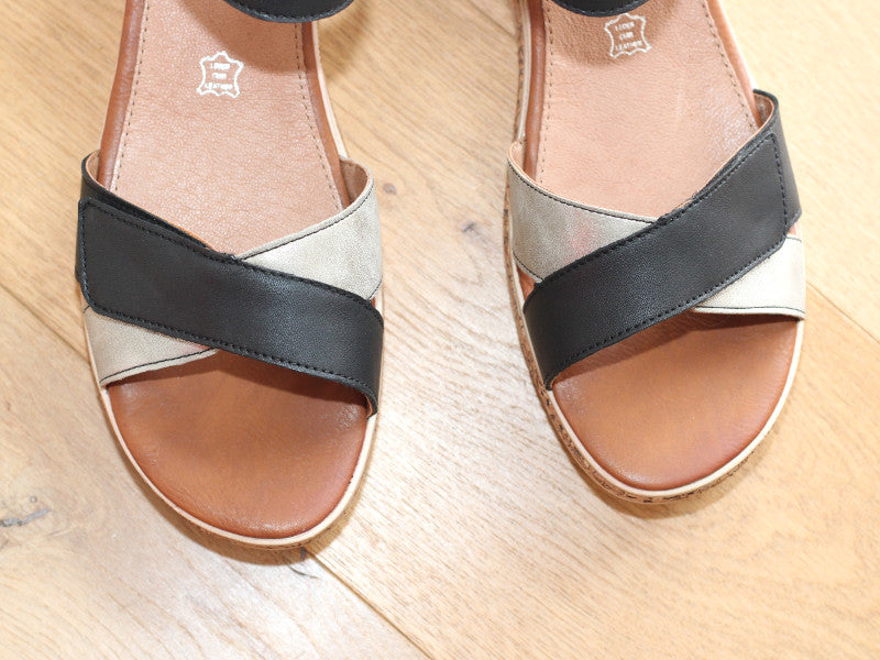 Sandales à talon compensé en cuir noir et gris argent