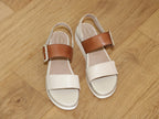 Sandales en cuir bicolore beige et camel Tamaris