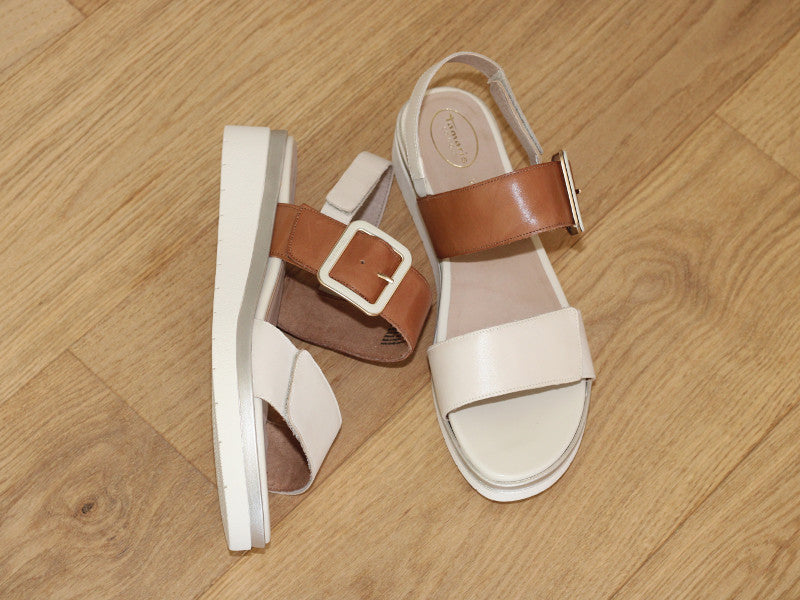 Sandales en cuir bicolore beige et camel Tamaris