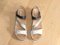 Sandales 3 brides en cuir noir et doré