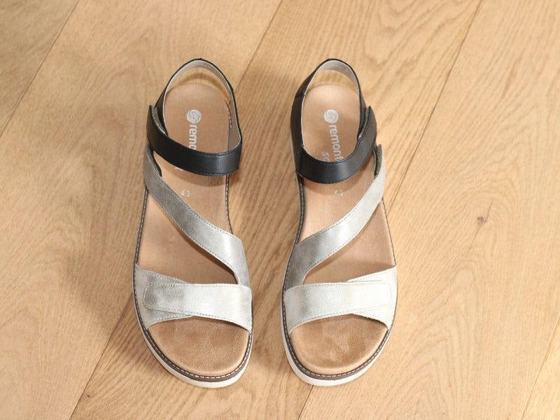 Sandales 3 brides en cuir noir et doré
