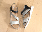 Sandales 3 brides en cuir noir et doré