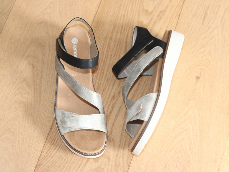 Sandales 3 brides en cuir noir et doré