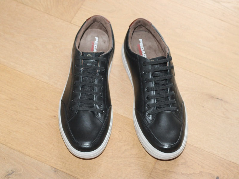 Baskets en cuir noir et semelle blanche