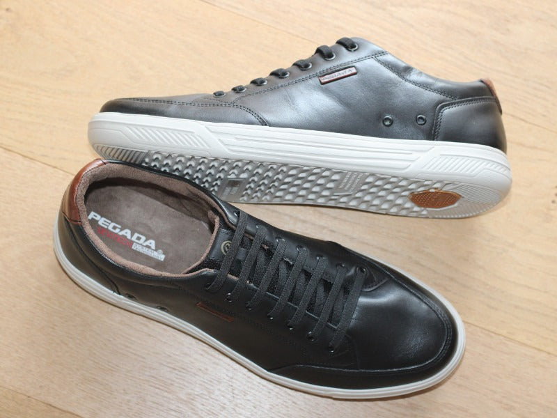 Baskets en cuir noir et semelle blanche