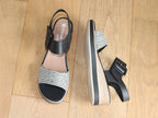 Sandales à talon compensé en cuir noir et blanc Pierrot