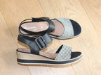 Sandales à talon compensé en cuir noir et blanc Pierrot