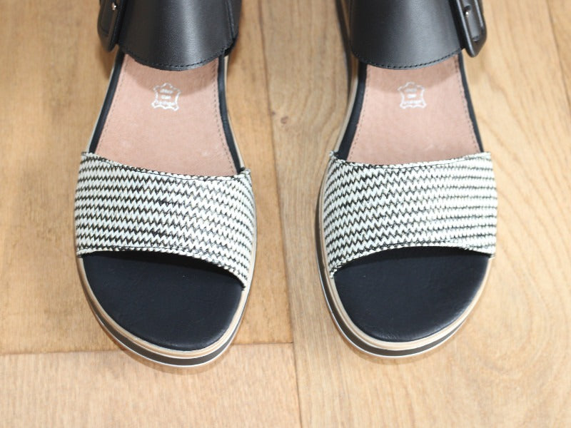 Sandales à talon compensé en cuir noir et blanc Pierrot