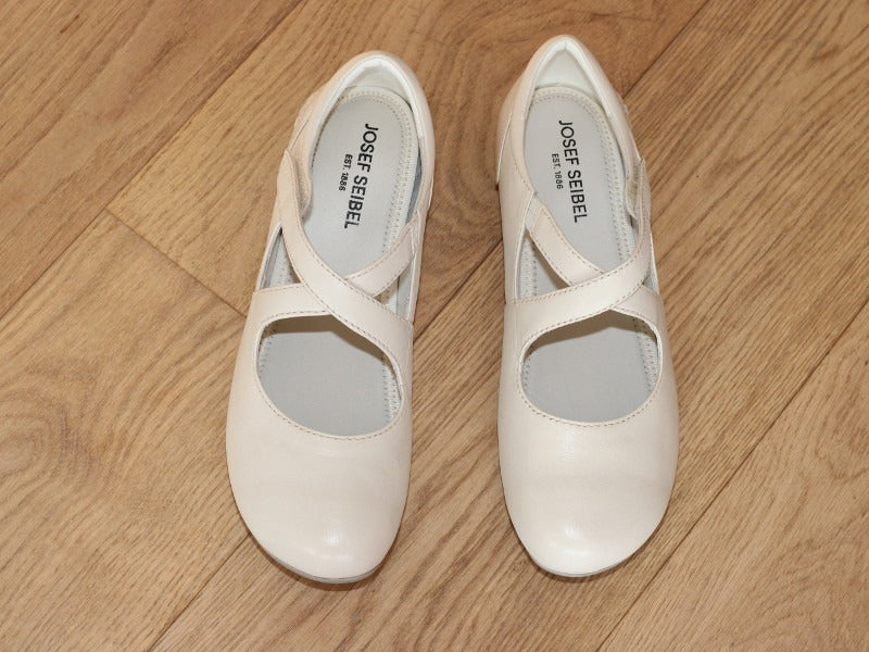 Ballerines à brides croisées en cuir beige Fiona