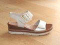 Sandales à talon compensé en cuir beige et doré Sun