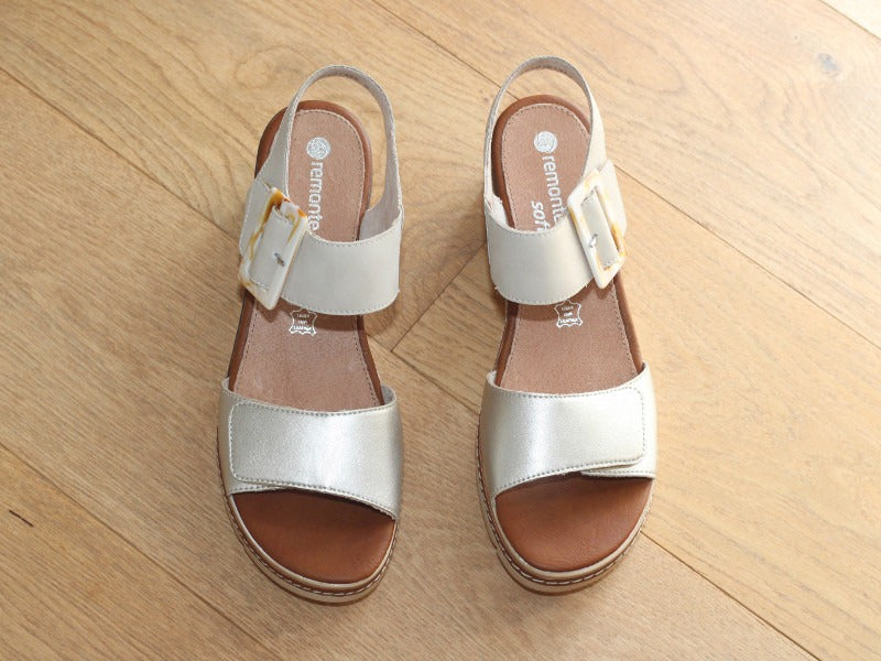 Sandales à talon compensé en cuir beige et doré Sun